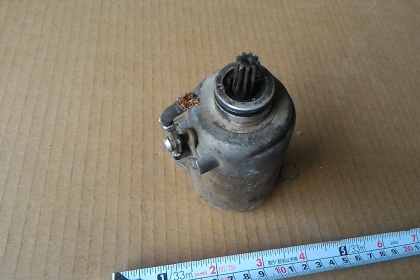 มอเตอร์ DC เดิมๆใช้กับสตาร์ทรถของรถมอเตอร์ไซค์  นำไปใช้หมุนขับงานต่างๆได้ แรงบิดสูง ใช้ไฟ DC ขับตั้งแต่ 10 - 15 V.