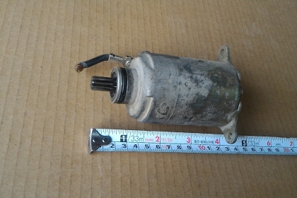 มอเตอร์ DC เดิมๆใช้กับสตาร์ทรถของรถมอเตอร์ไซค์  นำไปใช้หมุนขับงานต่างๆได้ แรงบิดสูง ใช้ไฟ DC ขับตั้งแต่ 10 - 15 V.