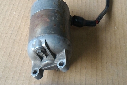 มอเตอร์ DC เดิมๆใช้กับสตาร์ทรถของรถมอเตอร์ไซค์  นำไปใช้หมุนขับงานต่างๆได้ แรงบิดสูง ใช้ไฟ DC ขับตั้งแต่ 10 - 15 V.