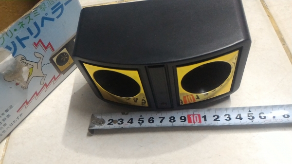 เครื่องไล่หนู ด้วยคลื่นความถี่สูงๆที่หนูไม่ชอบ แต่หูของคนเราไม่ได้ยิน