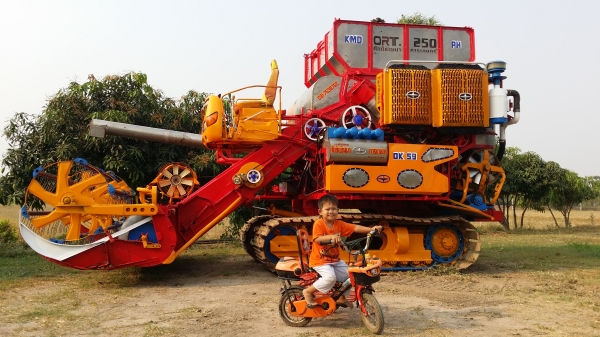 ขายรถเกี่ยวขาวศักดิ์พัฒนาการเกษตร km 850,000บาท ไพทูลย์ 0817638762 สุพรรณบุรี