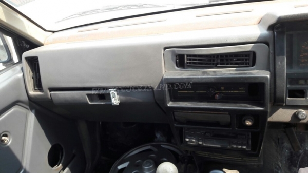 รถกระบะบรรทุก ยี่ห้อ NISSAN กระบะดัมพ์