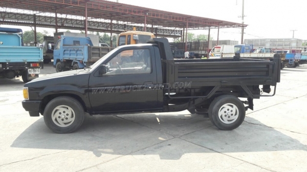 รถกระบะบรรทุก ยี่ห้อ NISSAN กระบะดัมพ์