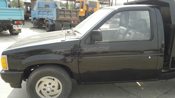 รถกระบะบรรทุก ยี่ห้อ NISSAN กระบะดัมพ์