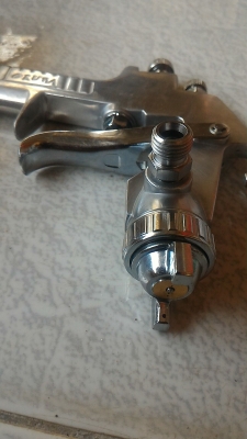 กาพ่นสีแบบกระป๋องบน ยี่ห้อ OKURA รุ่น W -71G ปรับการควบคุมที่ปืนได้ทุกอย่าง ปริมาณลมที่ออก ปริมาณสี และรูปแบบการพ่น