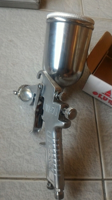 กาพ่นสีแบบกระป๋องบน ยี่ห้อ OKURA รุ่น W -71G ปรับการควบคุมที่ปืนได้ทุกอย่าง ปริมาณลมที่ออก ปริมาณสี และรูปแบบการพ่น