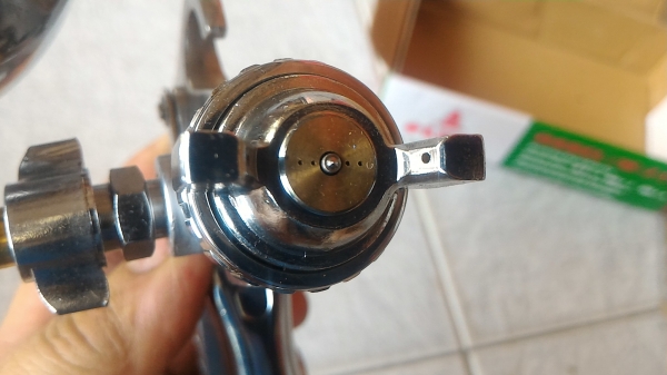 กาพ่นสีแบบกระป๋องบน ยี่ห้อ OKURA รุ่น W -71G ปรับการควบคุมที่ปืนได้ทุกอย่าง ปริมาณลมที่ออก ปริมาณสี และรูปแบบการพ่น