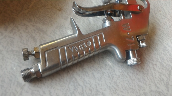 กาพ่นสีแบบกระป๋องบน ยี่ห้อ OKURA รุ่น W -71G ปรับการควบคุมที่ปืนได้ทุกอย่าง ปริมาณลมที่ออก ปริมาณสี และรูปแบบการพ่น