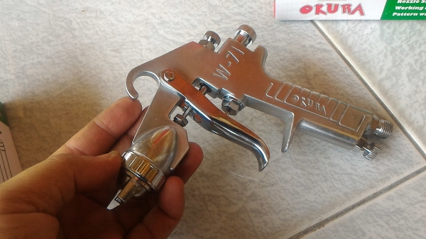 กาพ่นสีแบบกระป๋องบน ยี่ห้อ OKURA รุ่น W -71G ปรับการควบคุมที่ปืนได้ทุกอย่าง ปริมาณลมที่ออก ปริมาณสี และรูปแบบการพ่น