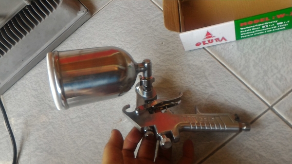 กาพ่นสีแบบกระป๋องบน ยี่ห้อ OKURA รุ่น W -71G ปรับการควบคุมที่ปืนได้ทุกอย่าง ปริมาณลมที่ออก ปริมาณสี และรูปแบบการพ่น