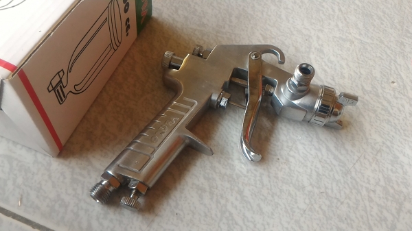 กาพ่นสีแบบกระป๋องบน ยี่ห้อ OKURA รุ่น W -71G ปรับการควบคุมที่ปืนได้ทุกอย่าง ปริมาณลมที่ออก ปริมาณสี และรูปแบบการพ่น