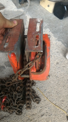 ตัวดึงประตูม้วนขนาดใหญ่ด้วย รอกโซ่ ตราข้าง ขนาด 1 ตัน ตัวค่อนข้างใหญ่ โซ่โต  หรือขึ้นไปใช้งานด้านอื่นตามสะดวก