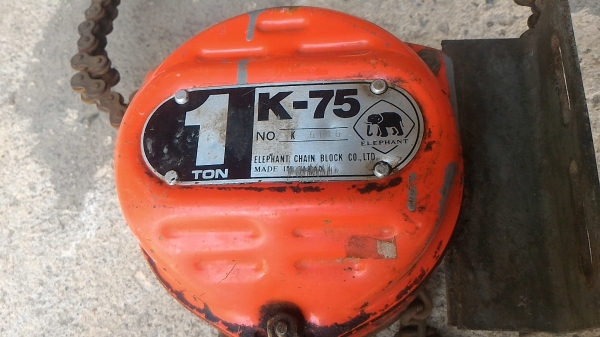 ตัวดึงประตูม้วนขนาดใหญ่ด้วย รอกโซ่ ตราข้าง ขนาด 1 ตัน ตัวค่อนข้างใหญ่ โซ่โต  หรือขึ้นไปใช้งานด้านอื่นตามสะดวก