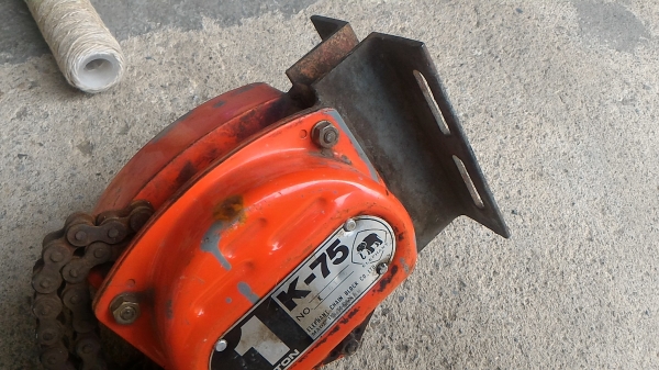 ตัวดึงประตูม้วนขนาดใหญ่ด้วย รอกโซ่ ตราข้าง ขนาด 1 ตัน ตัวค่อนข้างใหญ่ โซ่โต  หรือขึ้นไปใช้งานด้านอื่นตามสะดวก