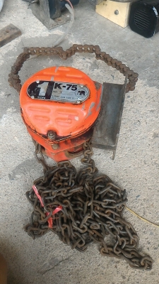 ตัวดึงประตูม้วนขนาดใหญ่ด้วย รอกโซ่ ตราข้าง ขนาด 1 ตัน ตัวค่อนข้างใหญ่ โซ่โต  หรือขึ้นไปใช้งานด้านอื่นตามสะดวก