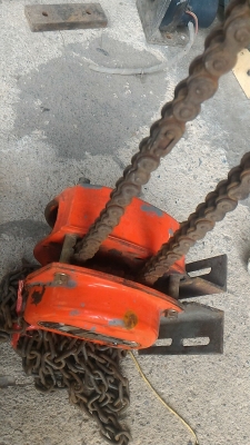 ตัวดึงประตูม้วนขนาดใหญ่ด้วย รอกโซ่ ตราข้าง ขนาด 1 ตัน ตัวค่อนข้างใหญ่ โซ่โต  หรือขึ้นไปใช้งานด้านอื่นตามสะดวก