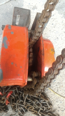 ตัวดึงประตูม้วนขนาดใหญ่ด้วย รอกโซ่ ตราข้าง ขนาด 1 ตัน ตัวค่อนข้างใหญ่ โซ่โต  หรือขึ้นไปใช้งานด้านอื่นตามสะดวก