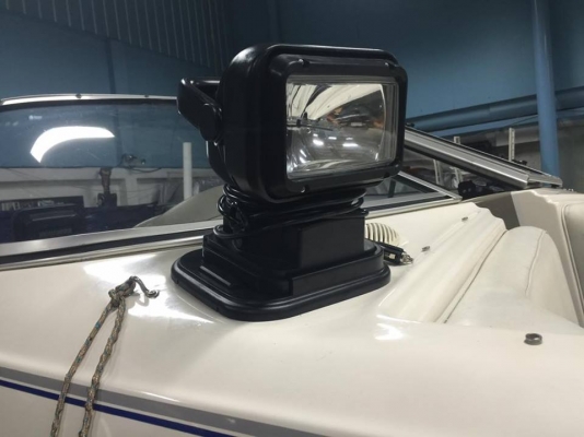 ไฟสปอร์ตไลท์ หมุนได้360องศา ปรับขึ้นลงได้ เพียง 2,000 บาท