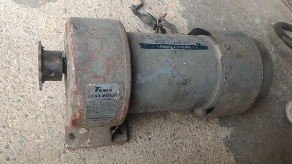 มอเตอร์เกียร์ทดและเบรคในตัวป้องกันการหมุนฟรี TOSHIBA ขนาดกำลัง 200 W. ทดแล้วหมุนที่ 48 รอบต่อนาที