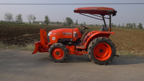 ขายครับ KUBOTA L3008 พร้อมใบดันหน้า เครื่องดี เกียร์ดี รถสภาพสวยพร้อมใช้งานครับ