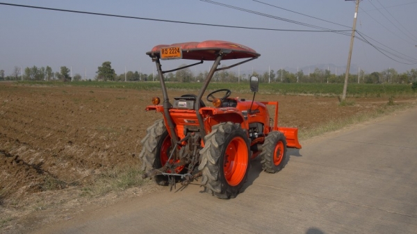 ขายครับ KUBOTA L3008 พร้อมใบดันหน้า เครื่องดี เกียร์ดี รถสภาพสวยพร้อมใช้งานครับ