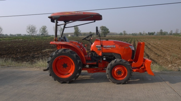 ขายครับ KUBOTA L3008 พร้อมใบดันหน้า เครื่องดี เกียร์ดี รถสภาพสวยพร้อมใช้งานครับ