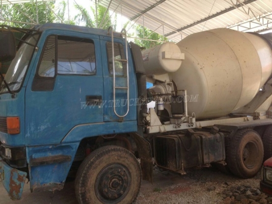 รถโม่ปูน ISUZU ปีจดทะเบียน 2546  ขนาด 275 แรงม้า(เครื่องพึ่งวางใหม่)