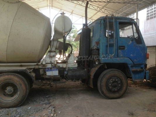 รถโม่ปูน ISUZU ปีจดทะเบียน 2546  ขนาด 275 แรงม้า(เครื่องพึ่งวางใหม่)