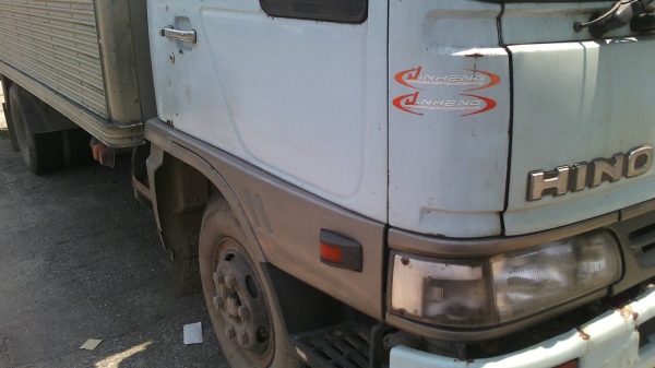 รถฮีโน่ 6 ล้อ ตู้แห้ง FB4J - 145 แรงม้า. ปี 40.    สนใจติดต่อ  081 - 6079515