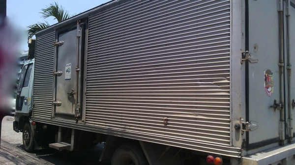 รถฮีโน่ 6 ล้อ ตู้แห้ง FB4J - 145 แรงม้า. ปี 40.    สนใจติดต่อ  081 - 6079515