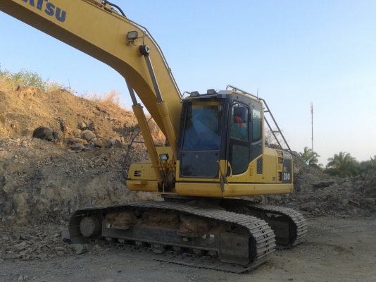KOMATSU PC 200-8