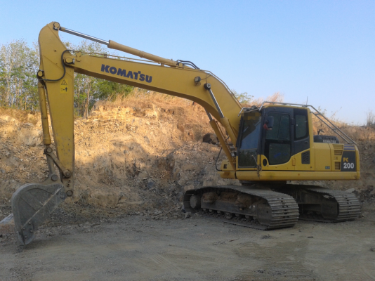 KOMATSU PC 200-8