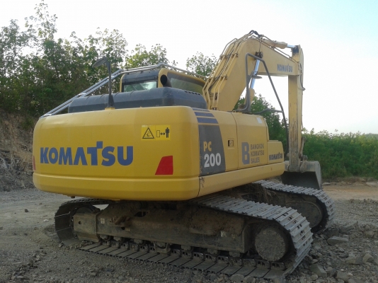 KOMATSU PC 200-8