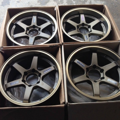 แม็กใหม่ TE 37 ก้านตรง ขอบ 18 ปั๊มครบ แผ่นเพทครบ กว้าง 9.5 หลัง 10.5 แถมยางเปอร์เซ็น 265-60-18 ครบชุด 17999 สวยๆเอาไปวิ่งหล่อกันยาวๆค่ะ