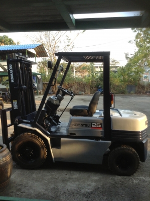 +++ ขายโฟล์คลิฟท์  KOMATSU FD25-11  ขนาด  2.5  ตัน (ลดราคาพิเศษเหลือคันละ  155,000.- บาทครับ)   เครื่องยนต์ดีเซล  เสา  3  เมตร เ กียร์ธรรมดา  งา 1,070  มม.  ยางลม