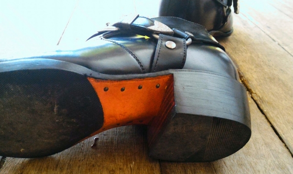 รองเท้าหนังแท้สวย ตอกหมุดทองเหลืองแท้ เบอร์ 43-44ใส่ได้สบายๆ ผมใส่ไม่ถึงห้าครั้ง ซื้อมา 3,999บ. ขายเพียง 2,999บ.สภาพดีมากๆ