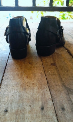 รองเท้าหนังแท้สวย ตอกหมุดทองเหลืองแท้ เบอร์ 43-44ใส่ได้สบายๆ ผมใส่ไม่ถึงห้าครั้ง ซื้อมา 3,999บ. ขายเพียง 2,999บ.สภาพดีมากๆ