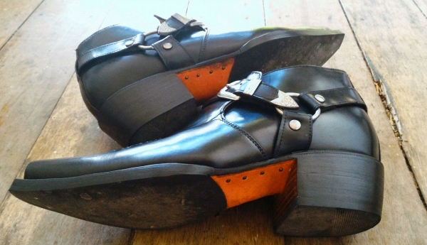 รองเท้าหนังแท้สวย ตอกหมุดทองเหลืองแท้ เบอร์ 43-44ใส่ได้สบายๆ ผมใส่ไม่ถึงห้าครั้ง ซื้อมา 3,999บ. ขายเพียง 2,999บ.สภาพดีมากๆ