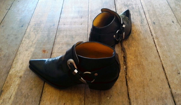 รองเท้าหนังแท้สวย ตอกหมุดทองเหลืองแท้ เบอร์ 43-44ใส่ได้สบายๆ ผมใส่ไม่ถึงห้าครั้ง ซื้อมา 3,999บ. ขายเพียง 2,999บ.สภาพดีมากๆ