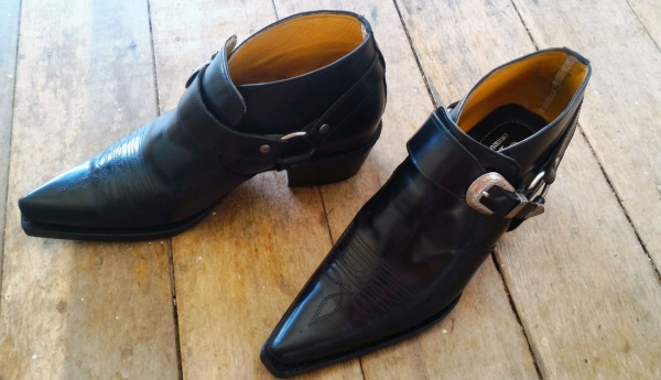 รองเท้าหนังแท้สวย ตอกหมุดทองเหลืองแท้ เบอร์ 43-44ใส่ได้สบายๆ ผมใส่ไม่ถึงห้าครั้ง ซื้อมา 3,999บ. ขายเพียง 2,999บ.สภาพดีมากๆ