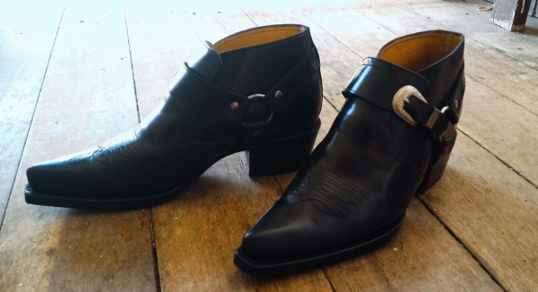 รองเท้าหนังแท้สวย ตอกหมุดทองเหลืองแท้ เบอร์ 43-44ใส่ได้สบายๆ ผมใส่ไม่ถึงห้าครั้ง ซื้อมา 3,999บ. ขายเพียง 2,999บ.สภาพดีมากๆ