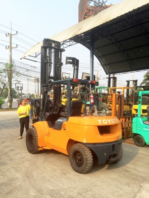 -:-*&bull;*ข า ย ร ถ ย ก นำ เ ข้ า*&bull;*-:-TOYOTA 7FG40 เสา5.5เมตร เครื่องเบนซิล+แก๊ส เกียร์ออโต้ สนใจติดต่อ083-062-0223(ปอนด์)