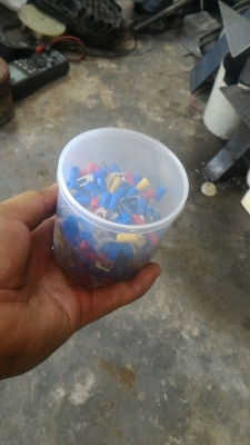 กระปุกพลาสติกใส่เหนียวมีฝาใว้ใส่เก็บสิ่งของต่างๆเพื่อความเป็นระเบียน เช่น น๊อต, อะไหล่ต่างๆ, แหวน, ตามภาพ