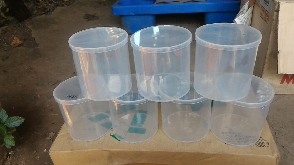 กระปุกพลาสติกใส่เหนียวมีฝาใว้ใส่เก็บสิ่งของต่างๆเพื่อความเป็นระเบียน เช่น น๊อต, อะไหล่ต่างๆ, แหวน, ตามภาพ