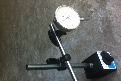 แท่นแม่เหล็กจับยึดไดอัลเกจ พร้อมไดอัลเกจ mitutoyo  0.01 มม. แท่นแม่เหล็กมีสองแกนปรับหมุนมุมต่างๆได้ แรงดูดยึดเกาะสูง