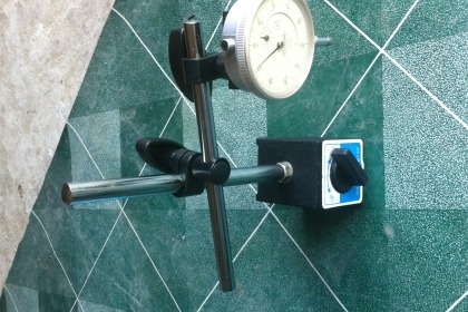 แท่นแม่เหล็กจับยึดไดอัลเกจ พร้อมไดอัลเกจ mitutoyo  0.01 มม. แท่นแม่เหล็กมีสองแกนปรับหมุนมุมต่างๆได้ แรงดูดยึดเกาะสูง