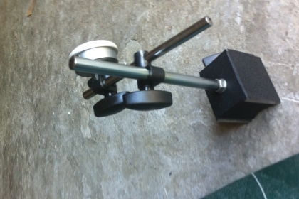 แท่นแม่เหล็กจับยึดไดอัลเกจ พร้อมไดอัลเกจ mitutoyo  0.01 มม. แท่นแม่เหล็กมีสองแกนปรับหมุนมุมต่างๆได้ แรงดูดยึดเกาะสูง