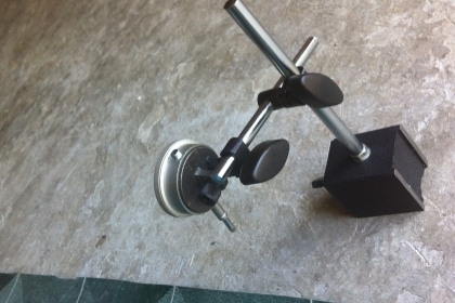 แท่นแม่เหล็กจับยึดไดอัลเกจ พร้อมไดอัลเกจ mitutoyo  0.01 มม. แท่นแม่เหล็กมีสองแกนปรับหมุนมุมต่างๆได้ แรงดูดยึดเกาะสูง