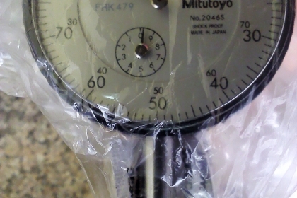 แท่นแม่เหล็กจับยึดไดอัลเกจ พร้อมไดอัลเกจ mitutoyo  0.01 มม. แท่นแม่เหล็กมีสองแกนปรับหมุนมุมต่างๆได้ แรงดูดยึดเกาะสูง