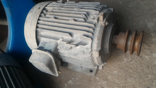 มอเตอร์ HITACHI ขนาด 5 แรงม้า จากญี่ปุ่น เป็นชนิดใช้งานได้ทั้งภายในภายนอกอาคาร โครงสร้างเหล็กขึ้นรูปพร้อมครีบระบายความร้อน